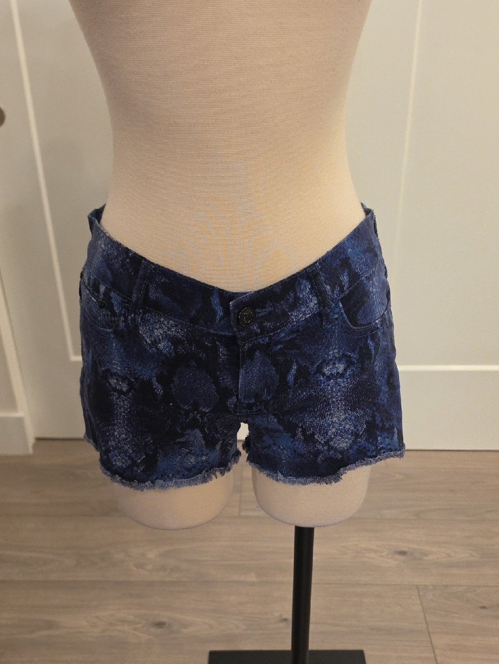 The Kooples women’s Blue Snake-Print Denim Shorts size 25 great condition